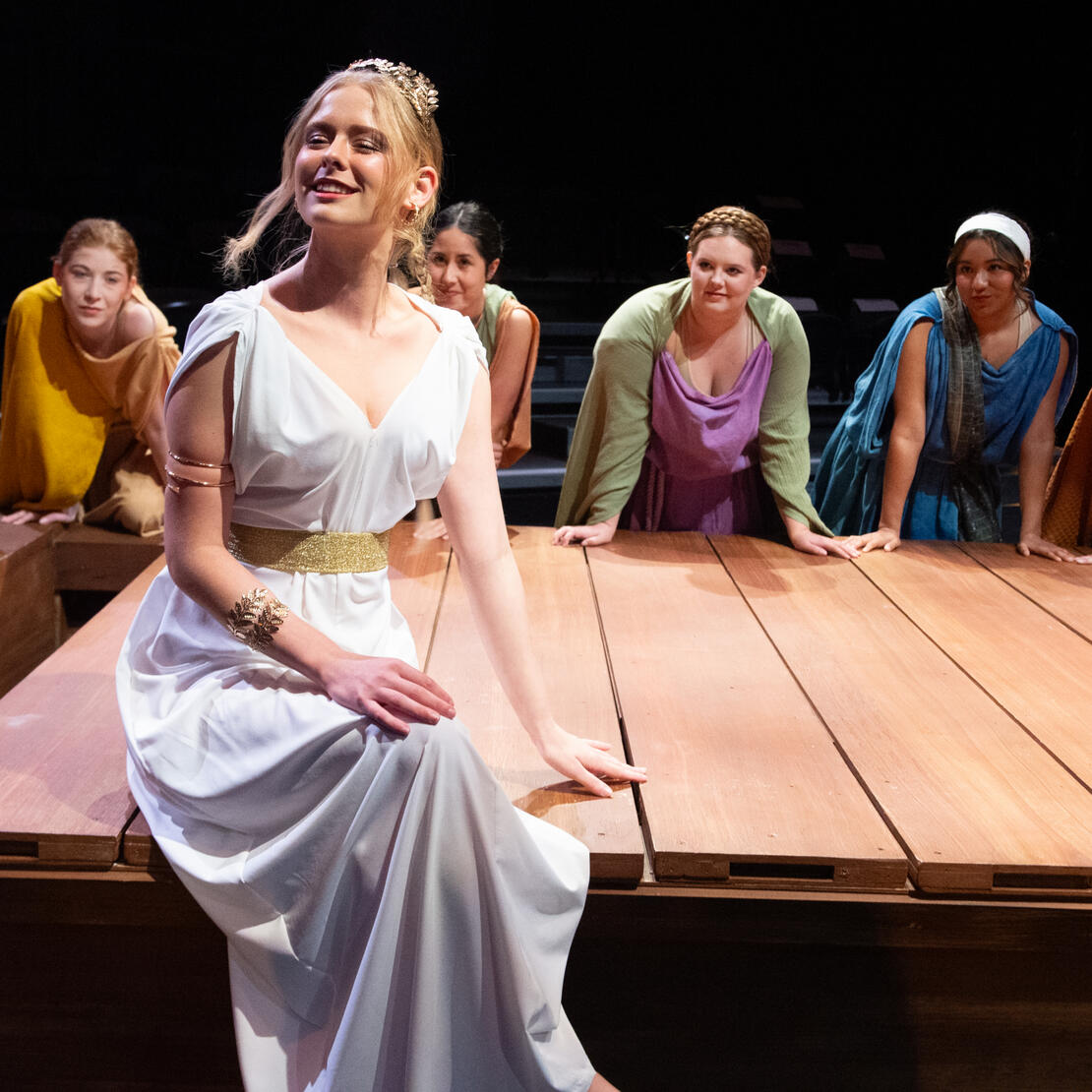 Helen with several Suitors behind her